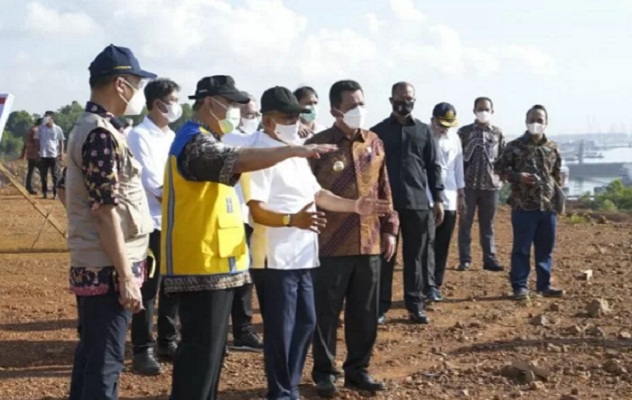 Kepala Staf Kepresidenan Moeldoko saat meninjau lokasi proyek Jembatan Batam-Bintan di Batam, Kepulauan Riau