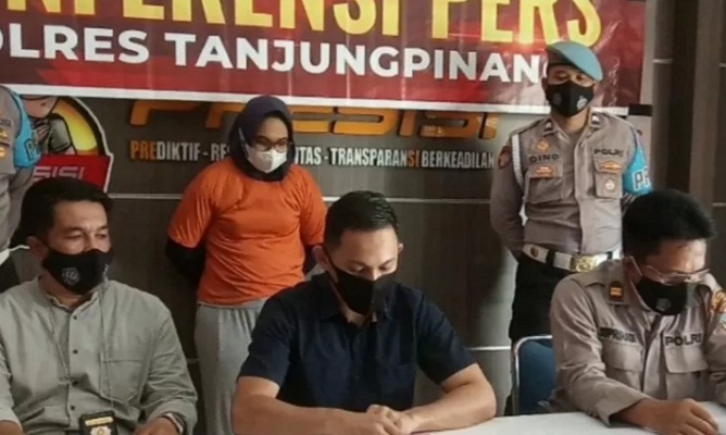 Polres Tanjungpinang gelar konferensi pers kasus oknum ASN Pemkot Tanjungpinang, Kepri, Vina Saktiani terlibat kasus penipuan seleksi IPDN.