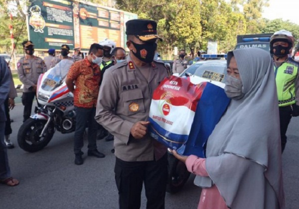 Untuk Masyarakat Terdampak PPKM Darurat Kapolda Kepri Lepas Pendistribusian 1 Ton Beras dan Ratusan Paket Sembako