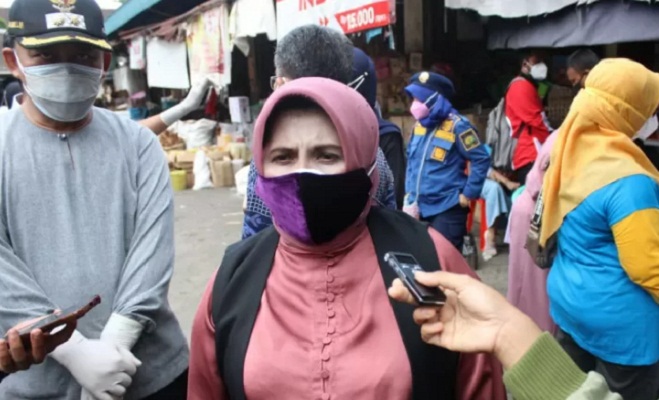 Wali Kota Tanjungpinang Rahma diwawancarai wartawan seusai memimpin razia prokes di Pasar Bintan Center