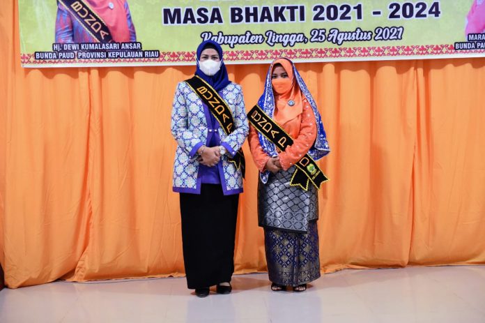 Hj Dewi Kumalasari Ansar resmi mengukuhkan Ny Maratusholiha Nizar sebagai PAUD Kabupaten Lingga