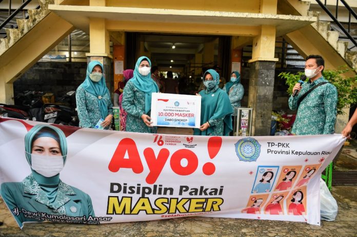 Hj Dewi Ansar yang didampingi oleh Ketua TP-PKK Kabupaten Lingga Maratusholiha Nizar dan Ketua DWP Kepri Qori Lamidi Hj Dewi Ansar yang didampingi oleh Ketua TP-PKK Kabupaten Lingga Maratusholiha Nizar dan Ketua DWP Kepri Qori Lamidi