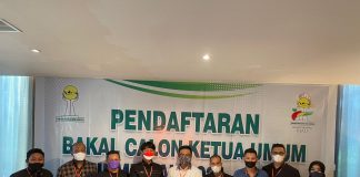 Musreza calon Ketum HIPMI Riau mengembalikan formulir pendaftaran kepada Panitia Pemilihan