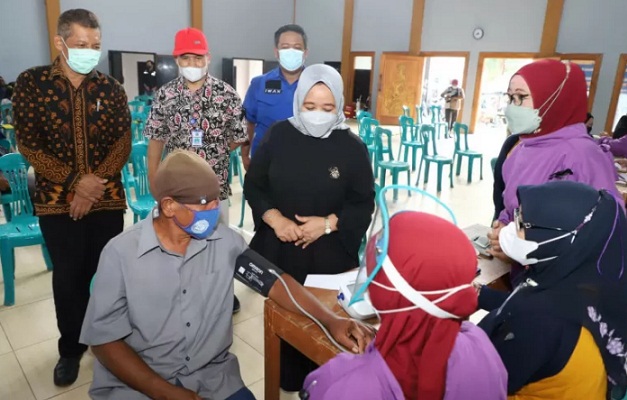 Bupati Sleman Kustini Sri Purnomo meninjau pelaksanaan vaksinasi COVID-19 secara massal di Kelurahan Sidoagung, Godean