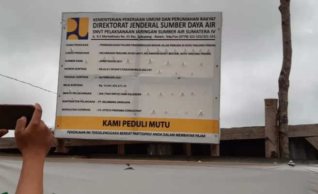 Papan pengumuman proyek polder di Kelurahan Sei Jang, Tanjungpinang, Kepulauan Riau